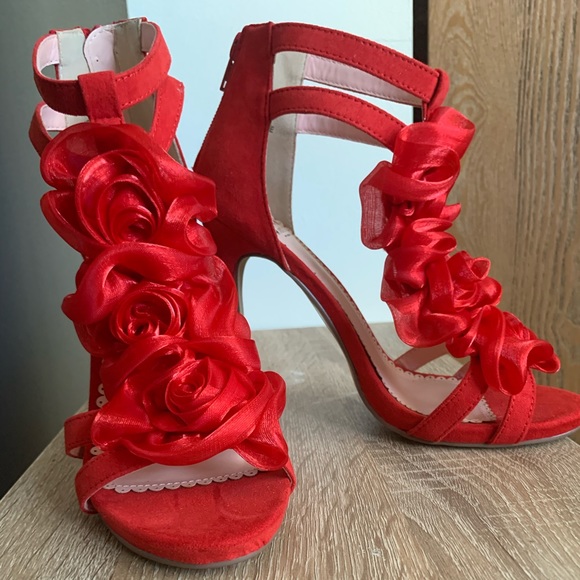 Madison Blaire Suede red heels - Picture 1 of 10